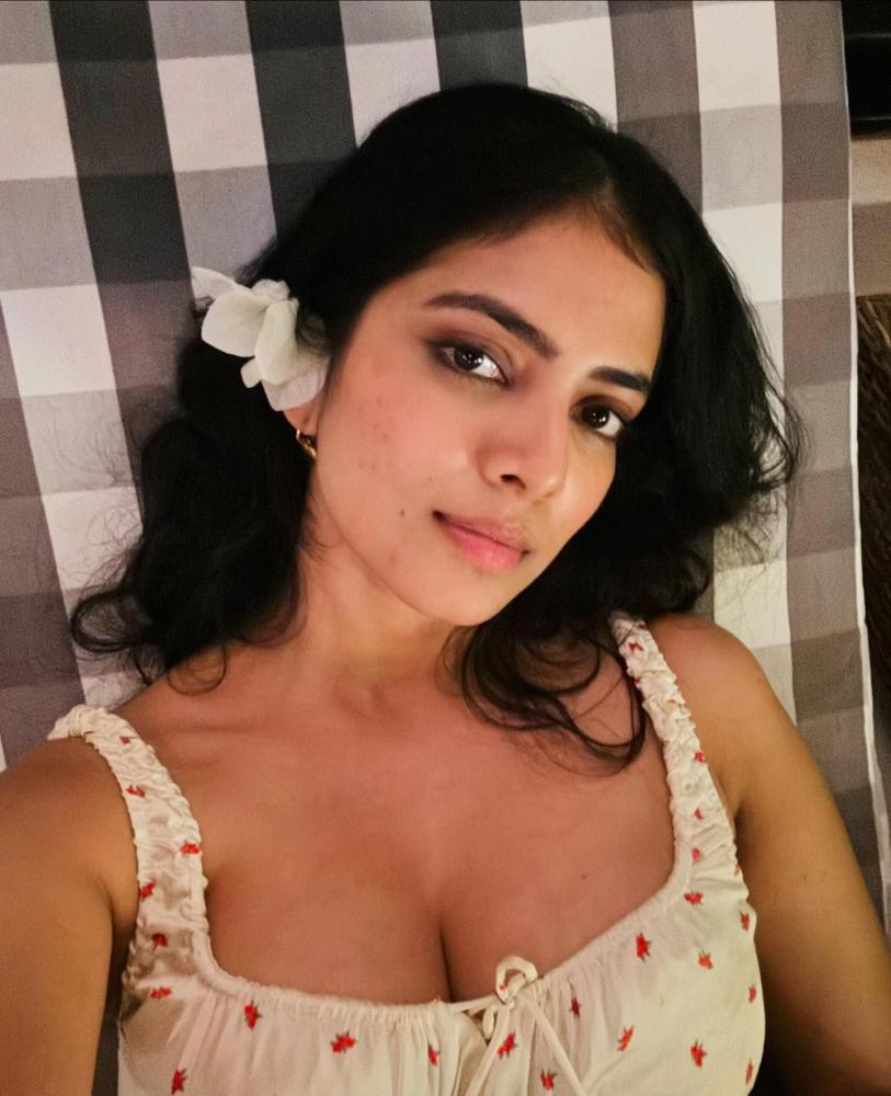 malavika-mohanan-hot-photos